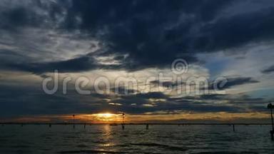 威尼斯，意大利-2018年7月7日：从海上看。 日落在水面上，靠近威尼斯群岛。 博拉诺